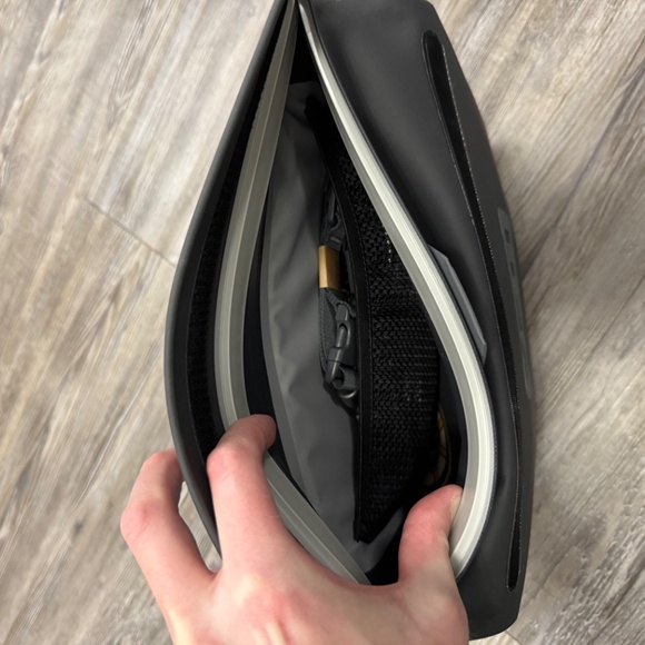 Yeti 6L Sidekick Dry Charcoal - Picture 4 of 5